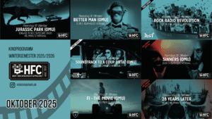Programmplakat des Hochschulfilmclubs (HFC) für Oktober 2025. Oben sind sieben Filmankündigungen mit Datum, Titel und Uhrzeit zu sehen:
– 7. Oktober: Jurassic Park (OMU)
– 14. Oktober: Better Man (OMU)
– 16. Oktober: Soundtrack to a Coup d’État (OMU)
– 21. Oktober: F1 – The Movie (OMU)
– 23. Oktober: Rock Radio Revolution
– 28. Oktober: Sinners (OMU)
– 30. Oktober: 28 Years Later.
Darunter das Logo des HFC mit dem Text „Der Hochschulfilmclub – est. 1957“, sowie der Hinweis auf das Wintersemesterprogramm 2025/2026 und den Instagram-Account @hochschulfilmclub.