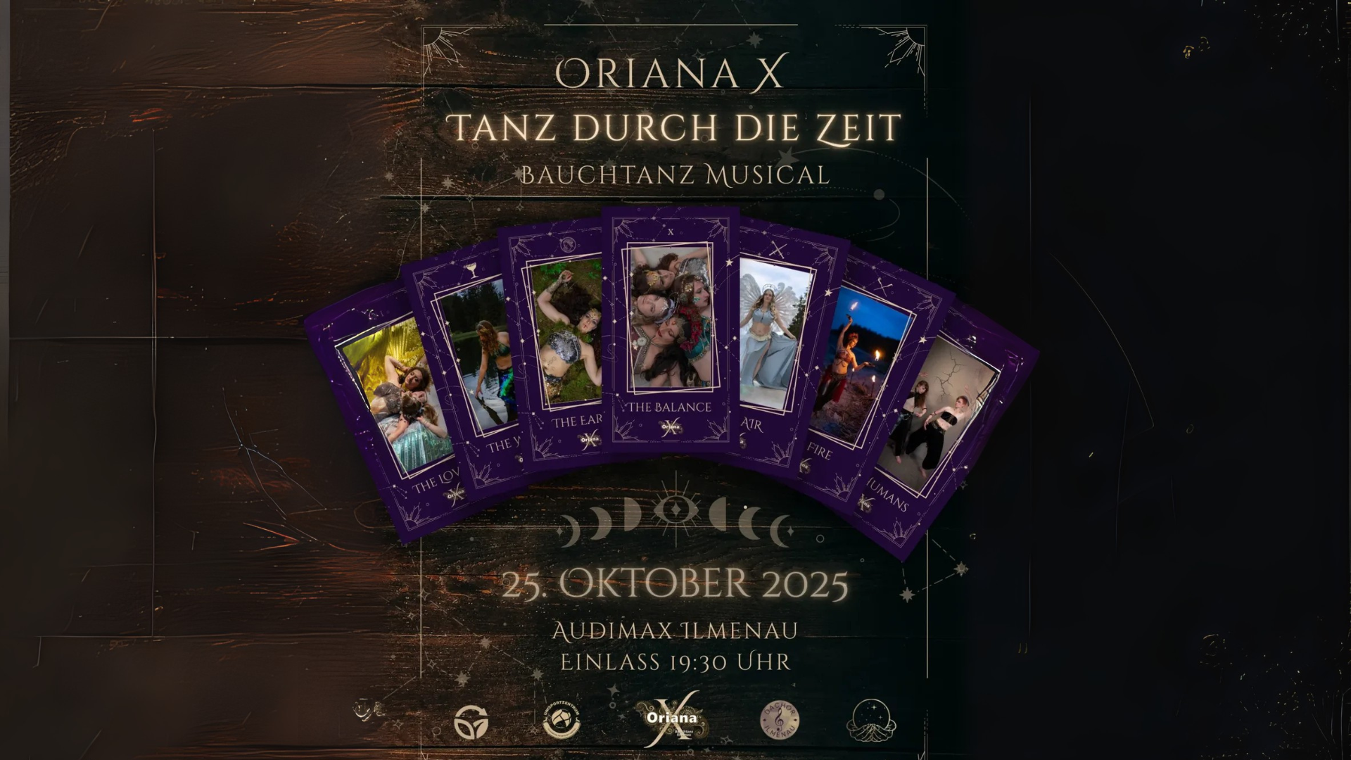 Plakat zur Jubiläumsshow Oriana X – Tanz durch die Zeit, einem Bauchtanz-Musical. Im Zentrum sind sieben Tarotkarten mit Bildern von Tänzerinnen in bunten Kostümen, die Elemente wie Erde, Luft, Feuer, Balance und Gemeinschaft darstellen. Darüber der Schriftzug: „Oriana X – Tanz durch die Zeit – Bauchtanz Musical“. Unten stehen die Eventdetails: 25. Oktober 2025, Audimax Ilmenau, Einlass 19:30 Uhr. Logos der Kooperationspartner sind am unteren Rand abgebildet.
