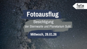 Grafisches Veranstaltungsplakat vor einem nächtlichen Sternenhimmel mit sichtbarer Milchstraße. Im unteren Bildbereich ist die Kuppel der Sternwarte Suhl mit Graffiti an der Fassade zu sehen. In der Mitte steht der Text: „Fotoausflug – Besichtigung der Sternwarte und Planetarium Suhl – Mittwoch, 28.01.26“. Oben rechts befindet sich das Logo „Foto Ilmenau“.